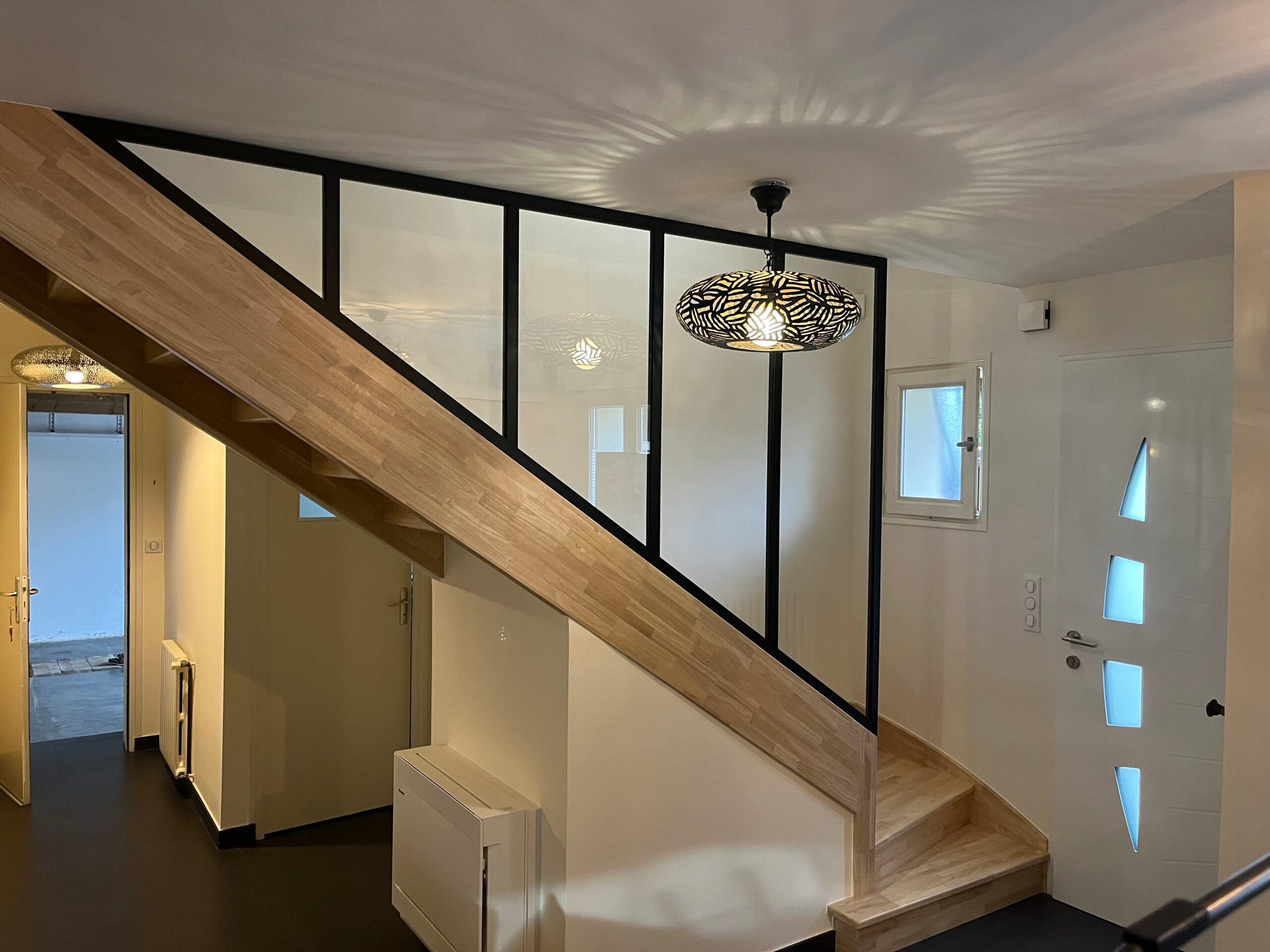 Escalier moderne en vois avec rembarde type verrière en aluminium et verre