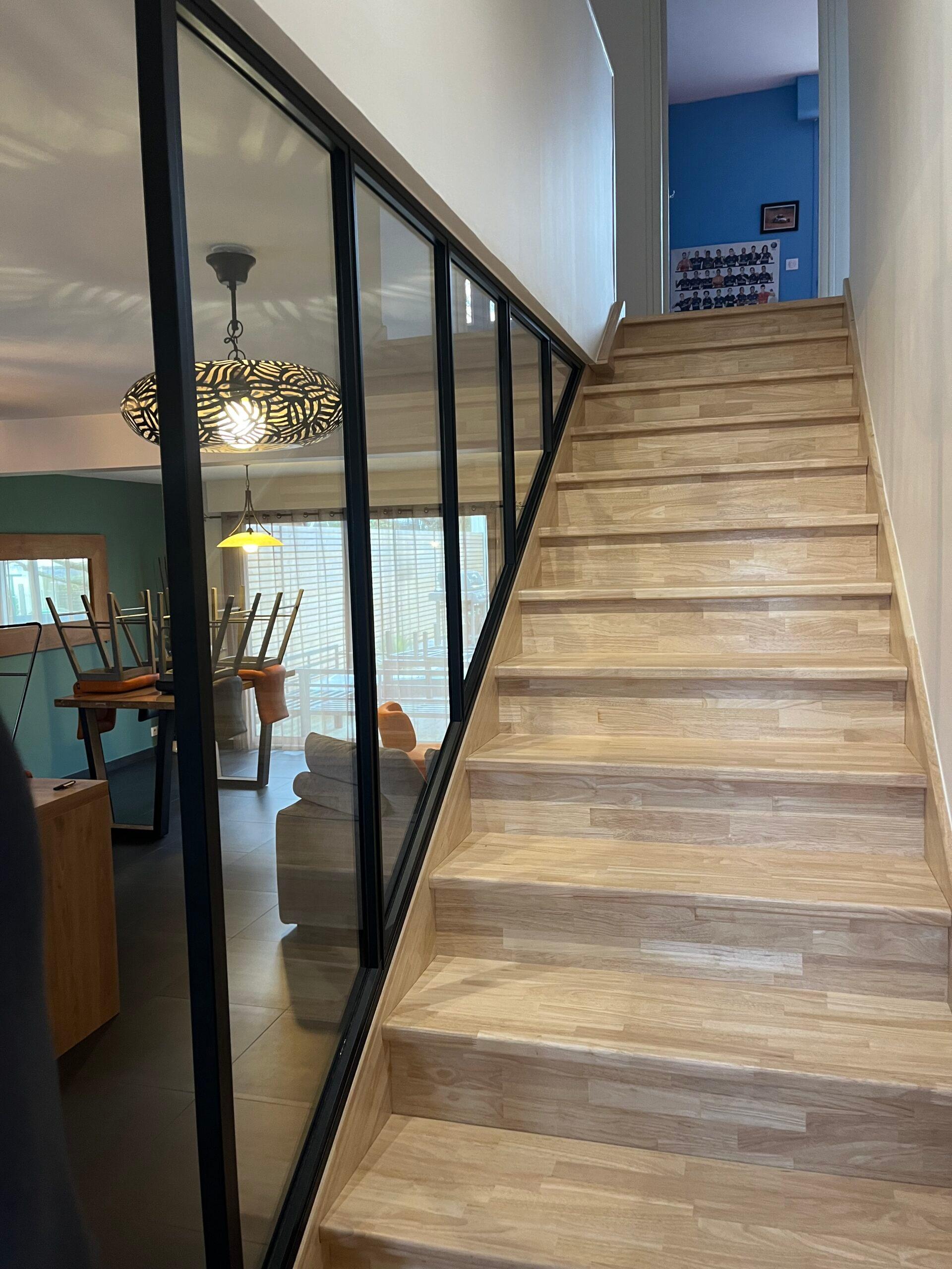 Escalier moderne en vois avec rembarde type verrière en aluminium et verre