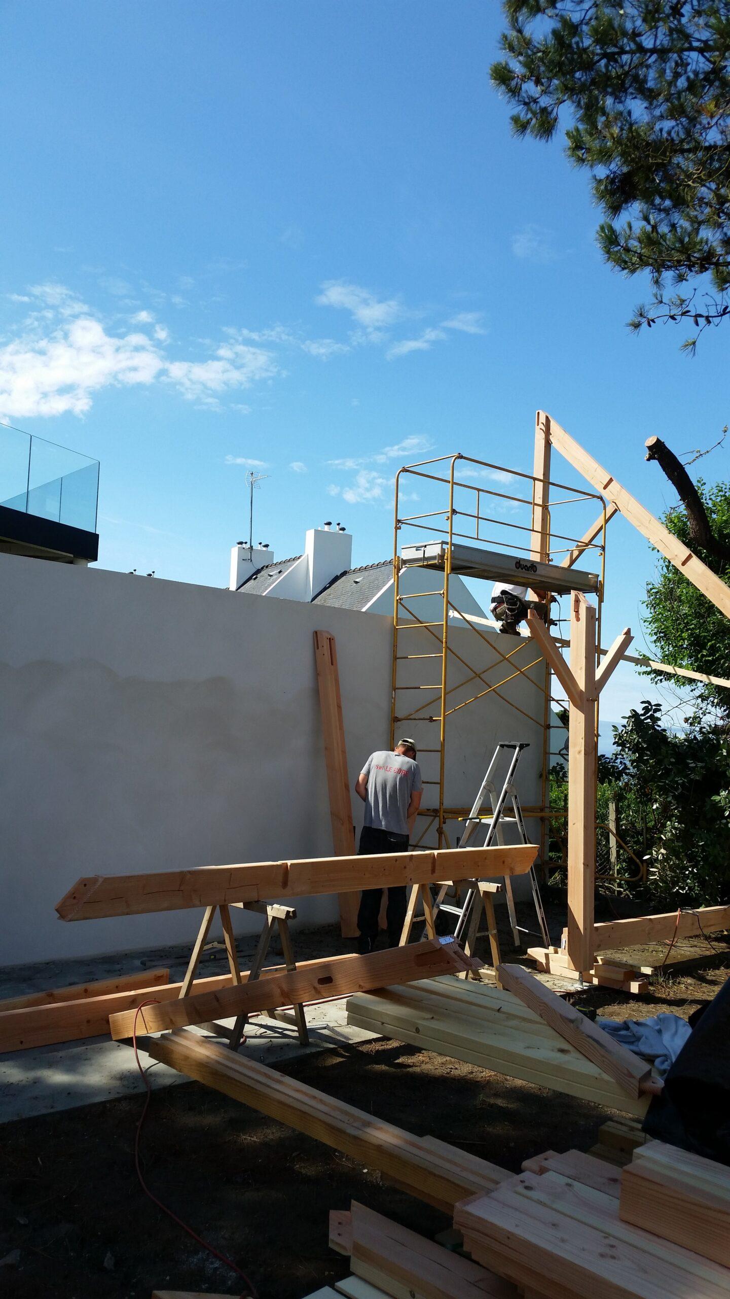 Pose de charpente en bois traditionnelle