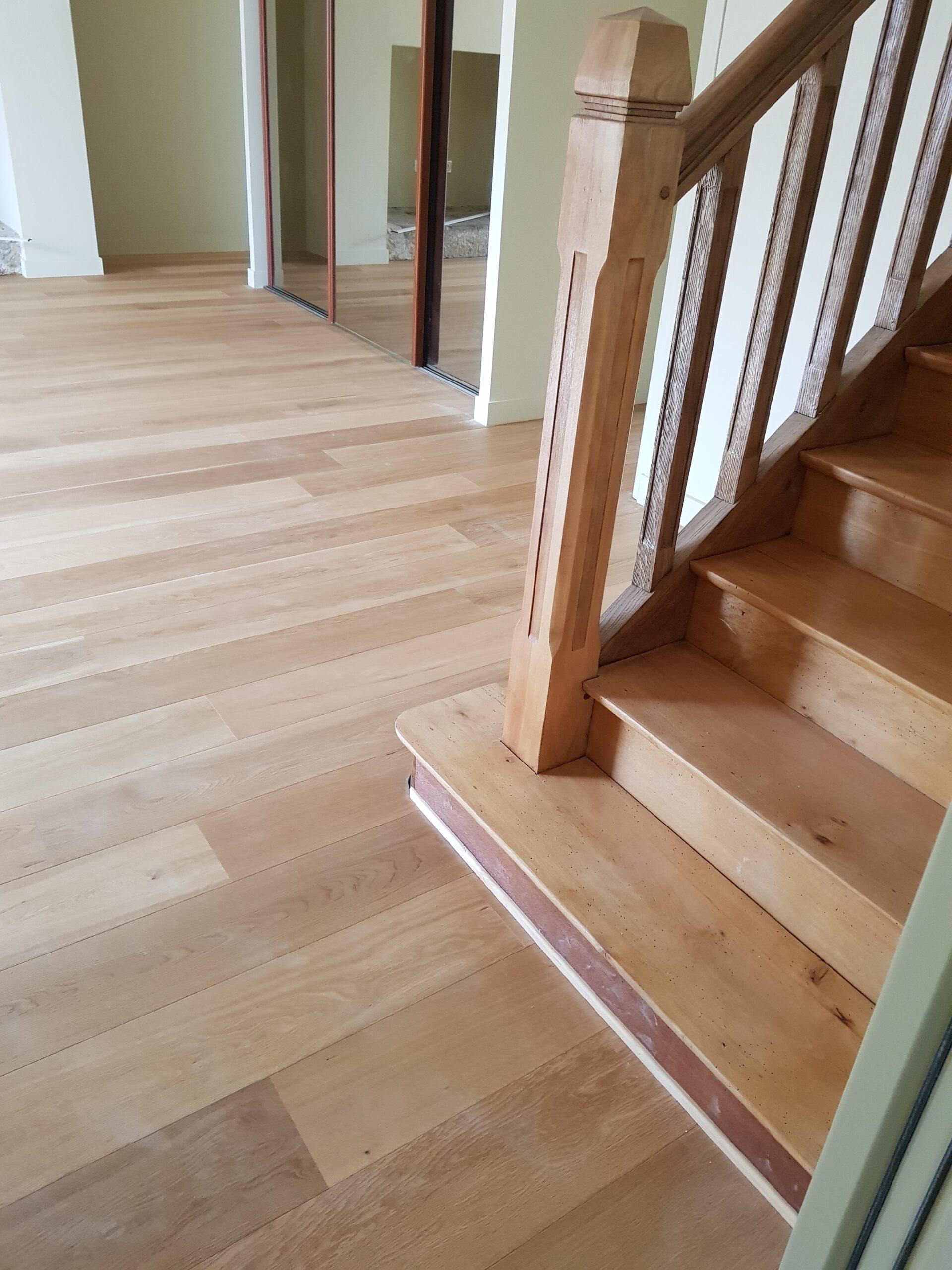 Pose de plancher dans une maison