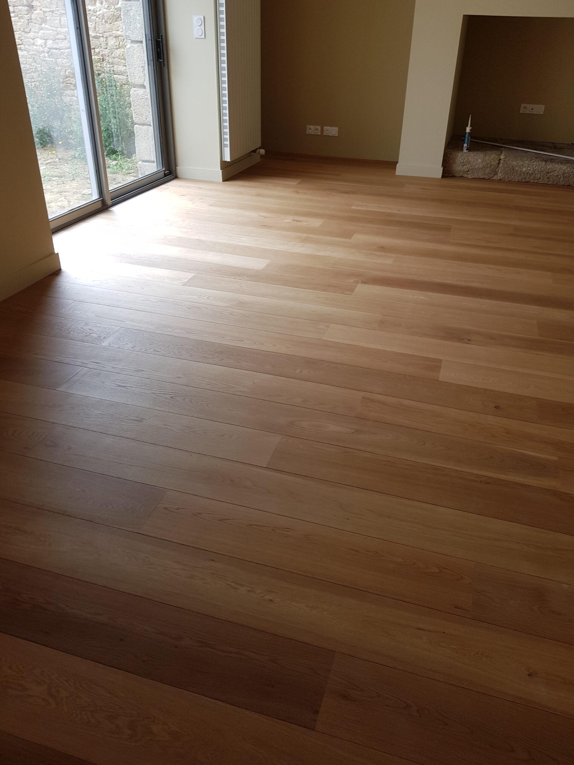 Pose de plancher dans une maison