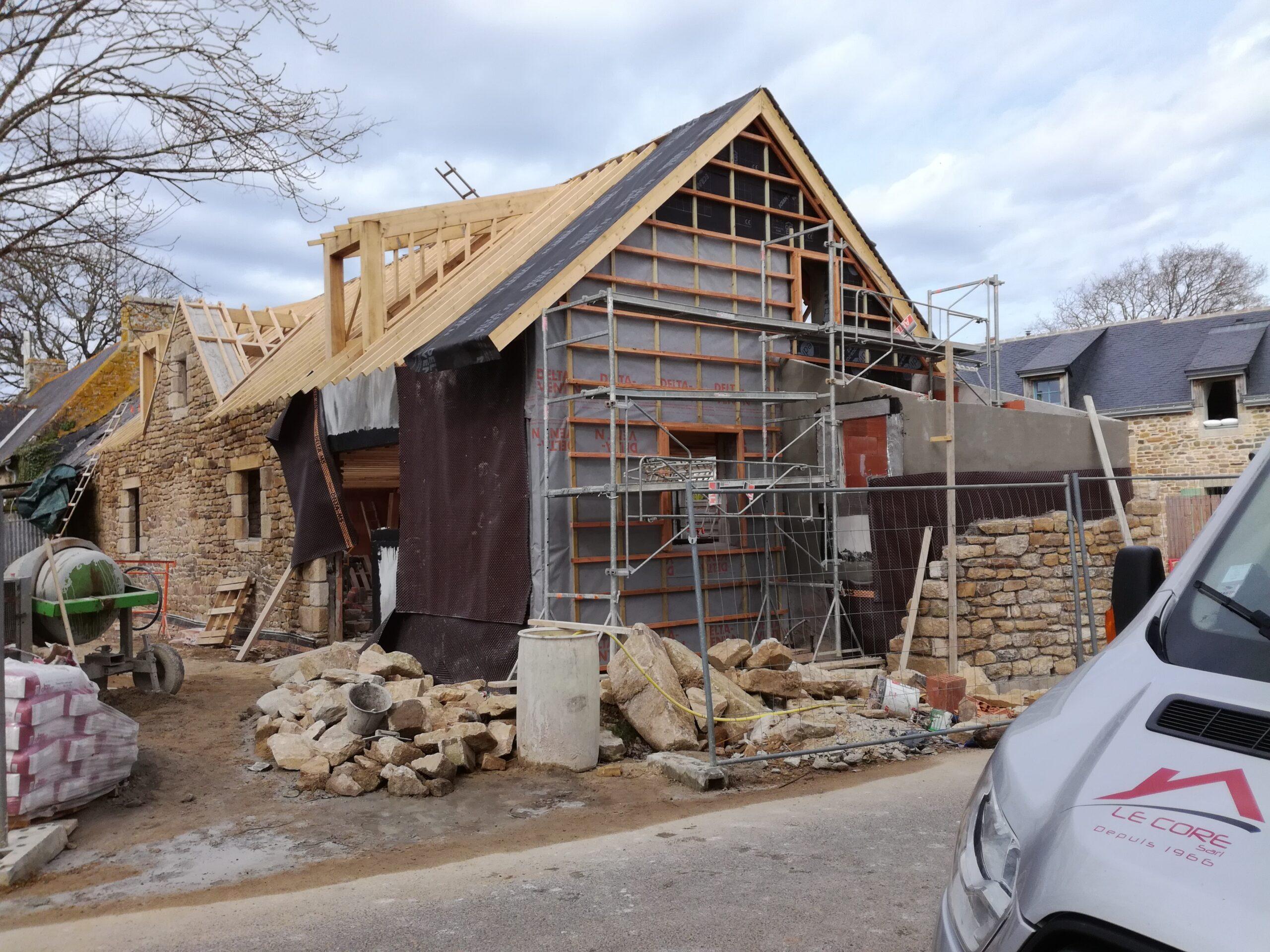 Pose de charpente en bois traditionnelle