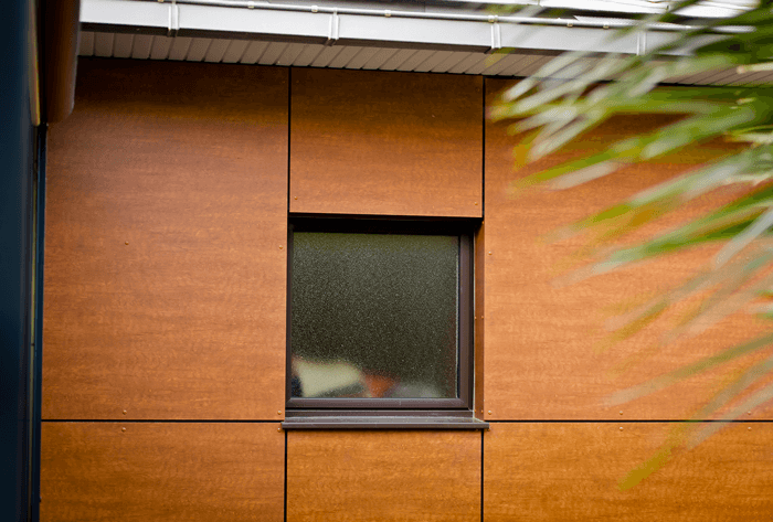 Fenêtre sur façade de mains